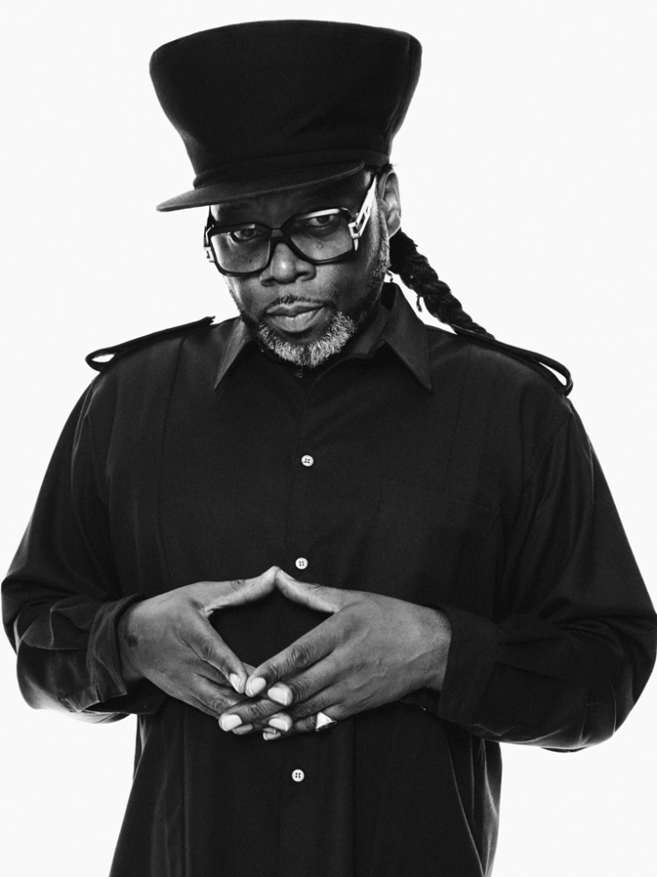 Jazzie B: Ο εμβληματικός αρχιτέκτονας του ήχου των Soul II Soul μιλά για τη μουσική ως εμπειρία ζωής, πριν τη συναυλία τους στο Sani Festival 2026.
