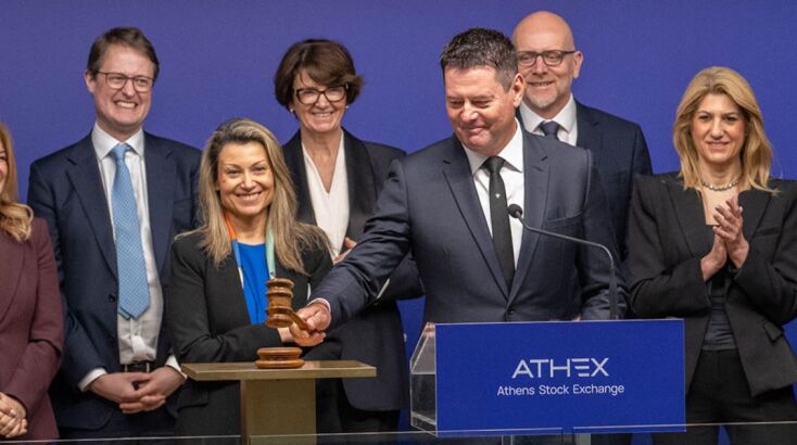 Ο Karel Komarek, Ιδρυτής και Πρόεδρος της Allwyn, κηρύσσει την έναρξη της συνεδρίασης του ΧΑ