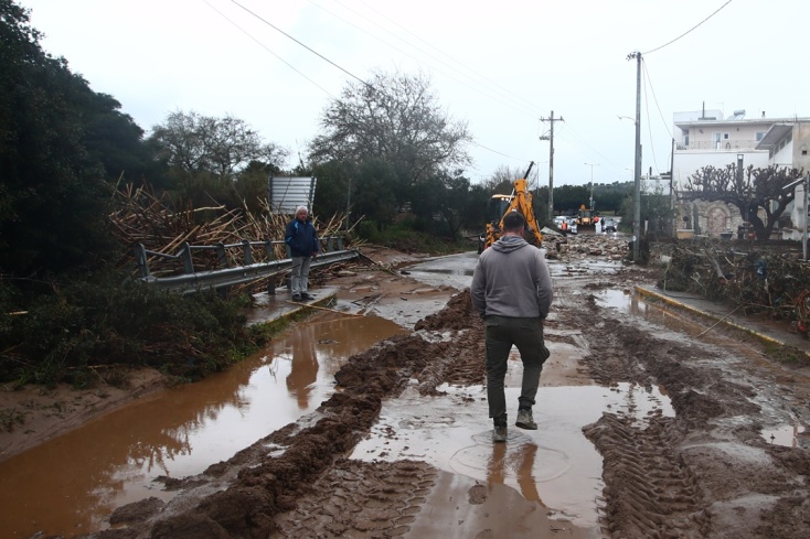 Λάσπη και φερτά υλικά σε δρόμους της Ραφήνας