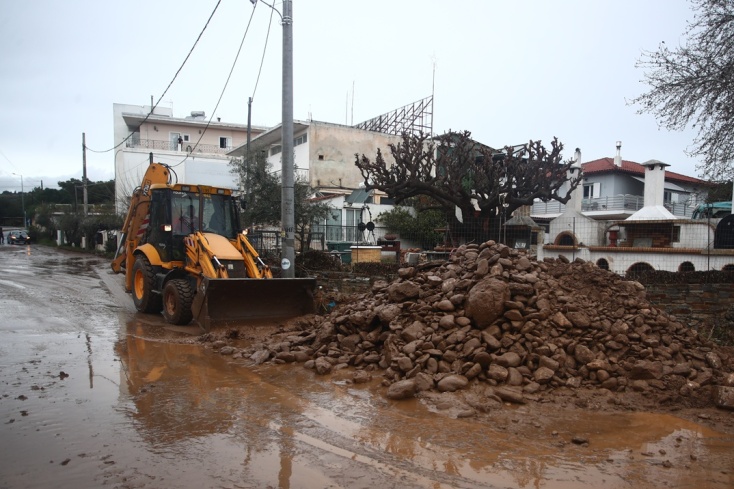 Επί ποδός συνεργεία στη Ραφήνα για τον καθαρισμό των δρόμων