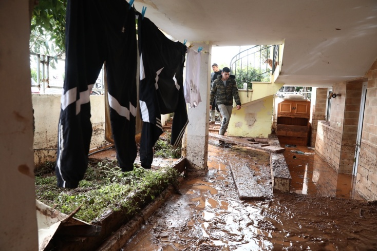 Πλημμυρισμένη αυλή από το πέρασμα της κακοκαιρίας Erminio στη Νέα Μάκρη