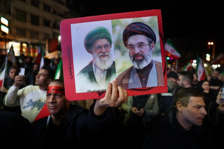 Κατάπαυση πυρός ΗΠΑ-Ιράν: Πανηγυρισμοί στην Τεχεράνη, πλήθος κόσμος στην πλατεία της Επανάστασης