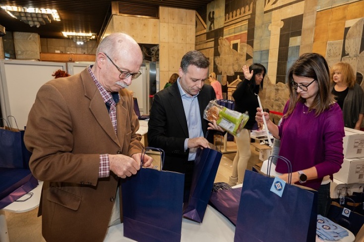 Δώρα και ευχές για το Πάσχα από τον Δήμο Αθηναίων σε 3.500 άτομα τρίτης ηλικίας
