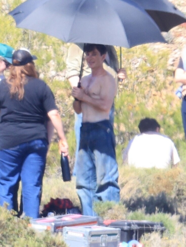 Νέες φωτογραφίες του Κίλιαν Μέρφι από τα γυρίσματα στην Αθήνα για την ταινία του Νταμιέν Σαζέλ 