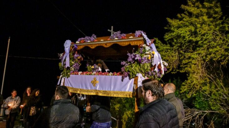 Περιφορά του Επιταφίου γύρω απο την εκκλησία στον Ιερό Ναό Αγίου Αθανασίου Θεσπρωτίας 