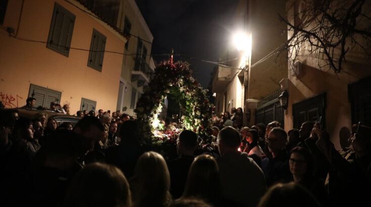 Περιφορά του Επιταφίου του Αγίου Νικολάου Ραγκαβά στην Πλάκα