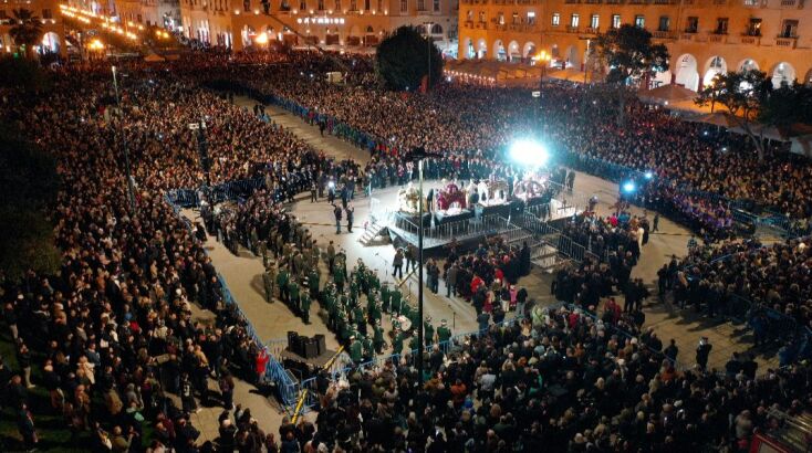 Ακολουθία του Επιταφίου στο Μητροπολιτικό Ναό Αγίου Γρηγορίου του Παλαμά - Συνάτηση 5 Επιταφίων στη πλατεία Αριστοτέλους στη Θεσσαλονίκη.