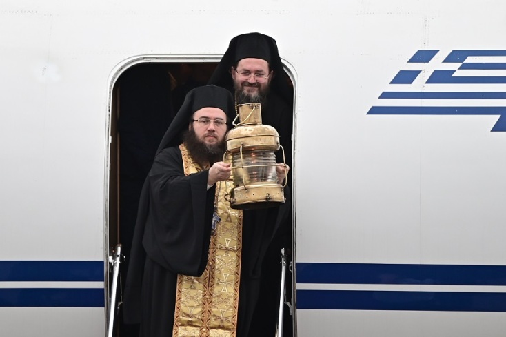 Έφτασε το Άγιο Φως στην Αθήνα - Θα διανεμηθεί σε όλη τη χώρα με 18 αεροπορικές πτήσεις