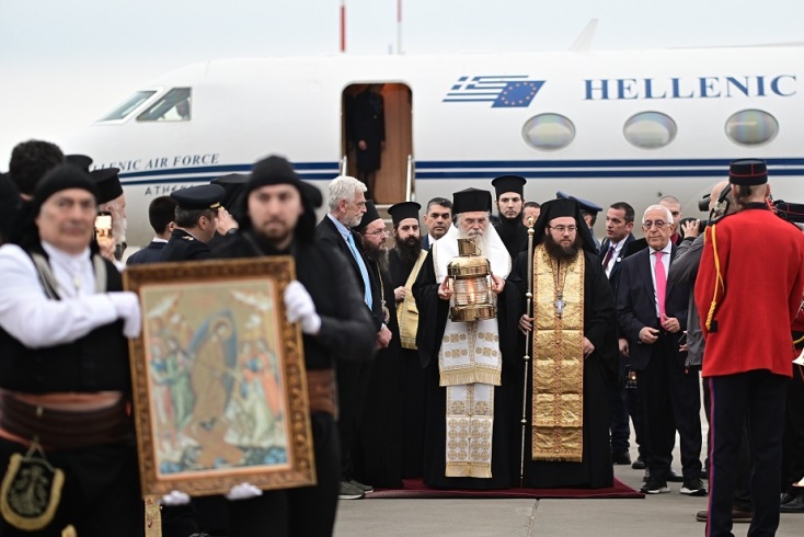Έφτασε το Άγιο Φως στην Αθήνα - Θα διανεμηθεί σε όλη τη χώρα με 18 αεροπορικές πτήσεις