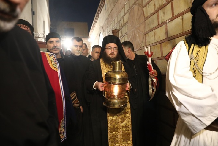 Το Άγιο Φως έφτασε στο Μετόχι του Παναγίου Τάφου, στην Πλάκα - Θα μεταλαμπαδευτεί σε 18 προορισμούς