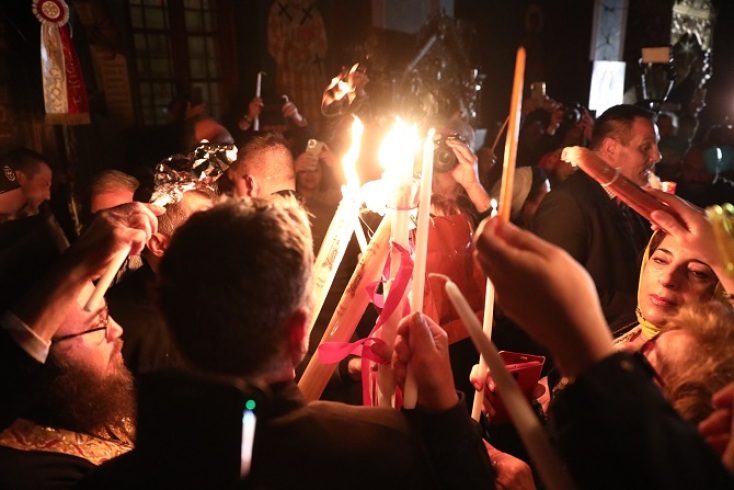 Το Άγιο Φως έφτασε στο Μετόχι του Παναγίου Τάφου, στην Πλάκα - Θα μεταλαμπαδευτεί σε 18 προορισμούς