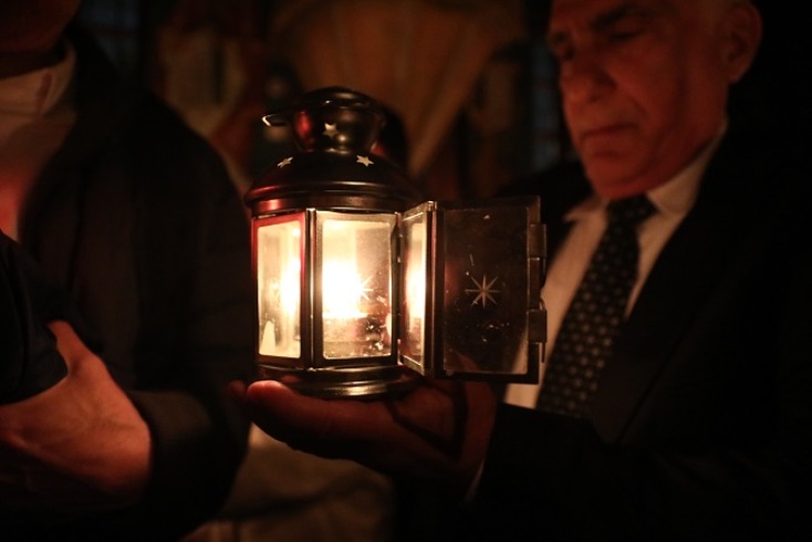 Το Άγιο Φως έφτασε στο Μετόχι του Παναγίου Τάφου, στην Πλάκα - Θα μεταλαμπαδευτεί σε 18 προορισμούς