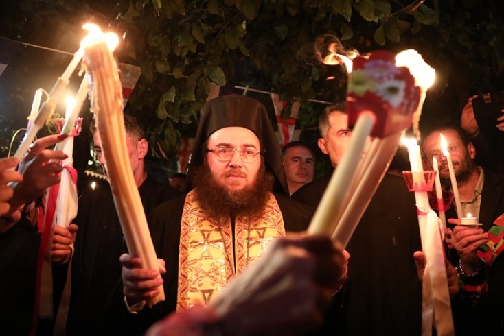 Το Άγιο Φως έφτασε στο Μετόχι του Παναγίου Τάφου, στην Πλάκα - Θα μεταλαμπαδευτεί σε 18 προορισμούς