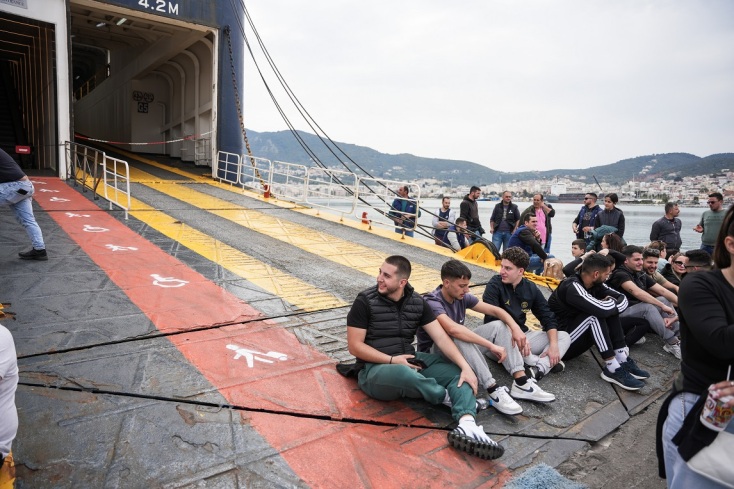 Μυτιλήνη: Κατάληψη του καταπέλτη του πλοίου ΝΗΣΟΣ ΣΑΜΟΣ από ομάδες κτηνοτρόφων 