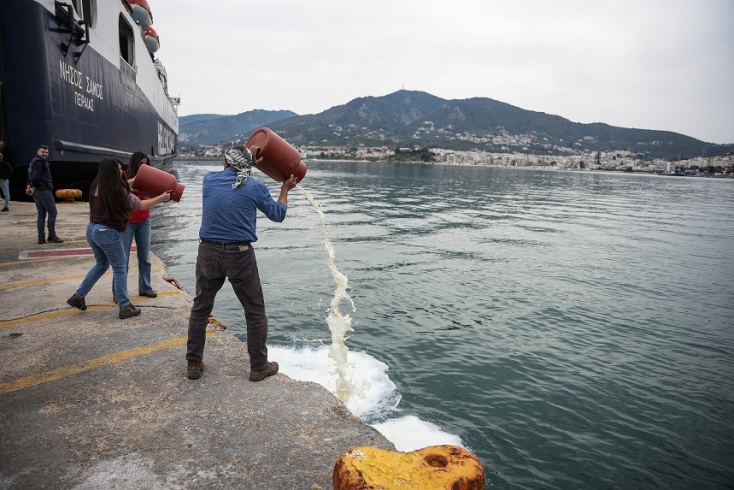 Μυτιλήνη: Κατάληψη του καταπέλτη του πλοίου ΝΗΣΟΣ ΣΑΜΟΣ από ομάδες κτηνοτρόφων 