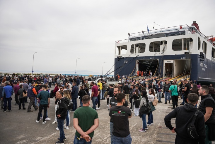 Μυτιλήνη: Κατάληψη του καταπέλτη του πλοίου ΝΗΣΟΣ ΣΑΜΟΣ από ομάδες κτηνοτρόφων 