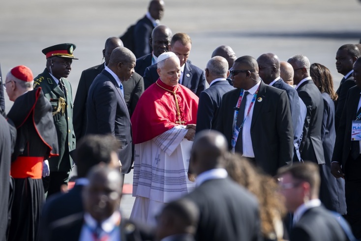 Δεν με ενδιαφέρει να μπω σε αντιπαράθεση με τον Τραμπ, δήλωσε από την Αφρική ο Πάπας Λέων 