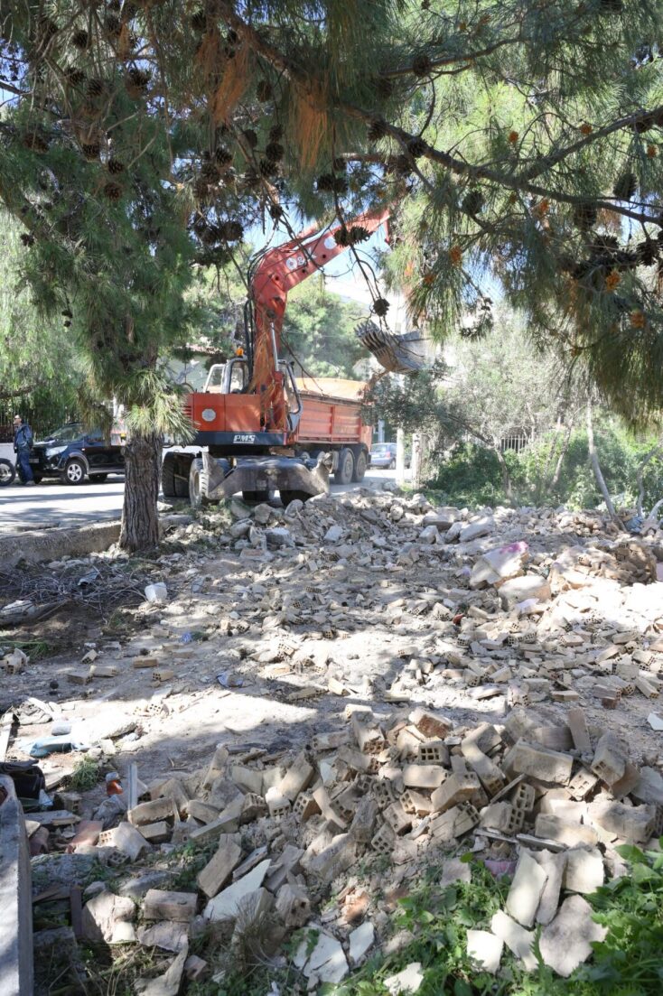 Κατεδάφιση 21 αυθαιρέτων εντός του ρέματος Πικροδάφνης μετά από 50 χρόνια