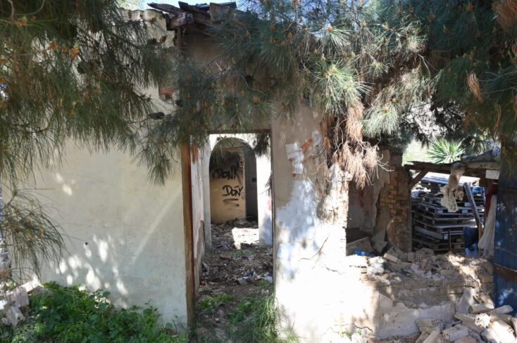 Κατεδάφιση 21 αυθαιρέτων εντός του ρέματος Πικροδάφνης μετά από 50 χρόνια