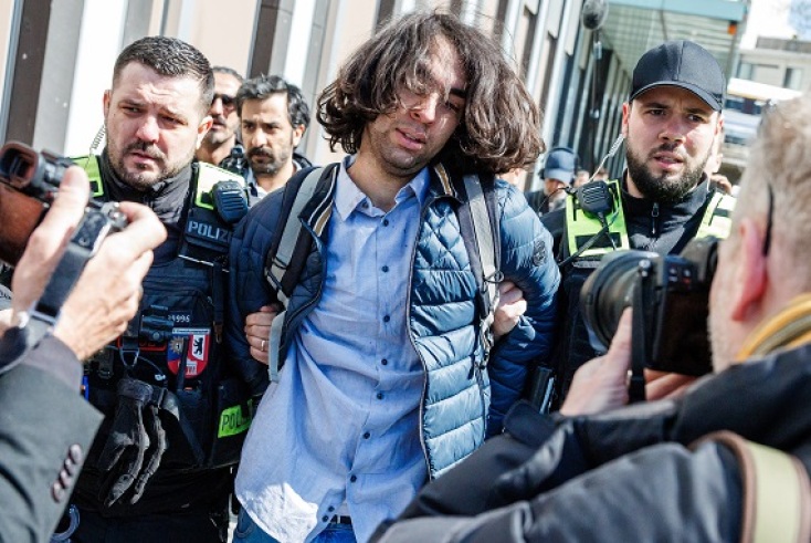 Ο Ρεζά Παχλαβί δέχτηκε επίθεση με κόκκινη μπογιά κατά την επίσκεψή του στο Βερολίνο