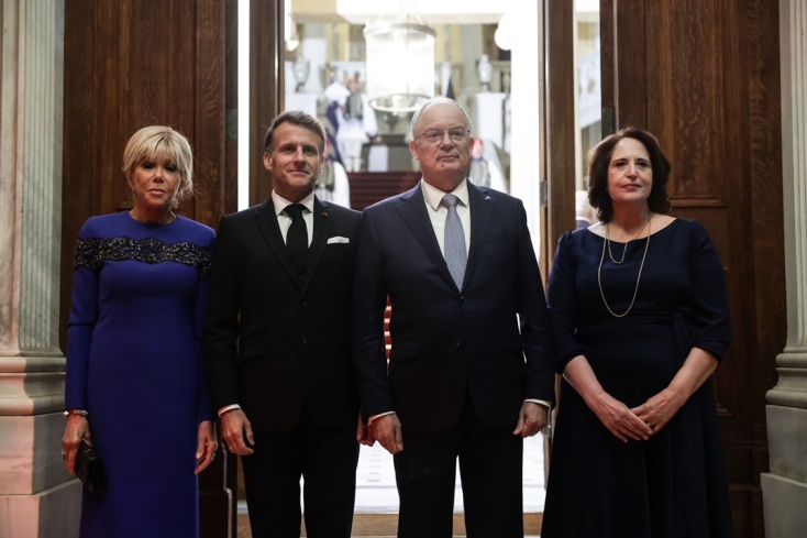 Το ζεύγος Μακρόν και το ζεύγος Τασούλα