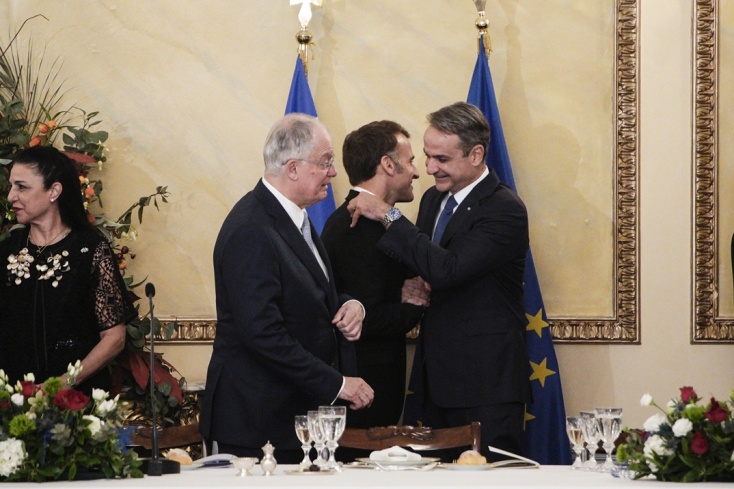 Η αγκαλιά Μητσοτάκη - Μακρόν