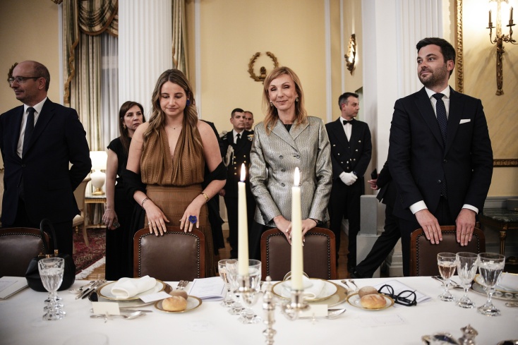 Η Δάφνη Μητσοτάκη συνόδευσε τον Κυριάκο Μητσοτάκη στη δεξίωση 