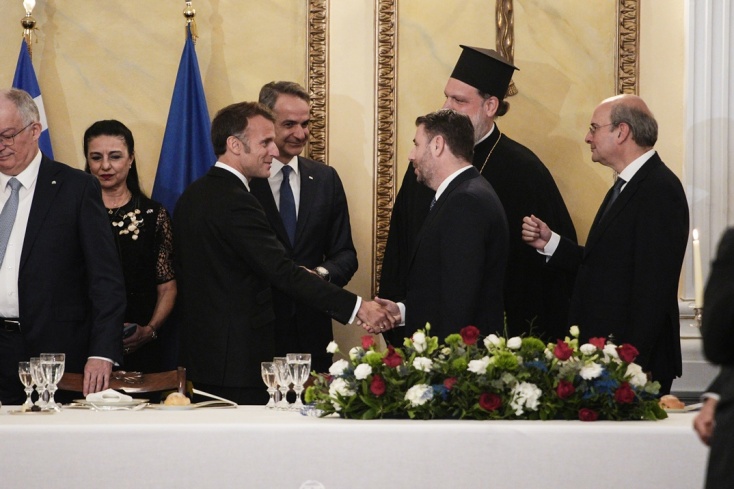H χειραψία του Εμανουέλ Μακρόν με τον Νίκο Ανδρουλάκη 