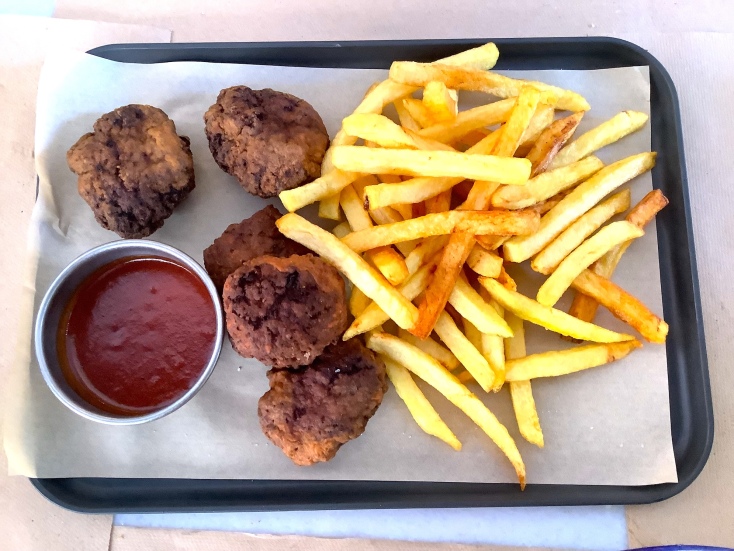 Λότζα στη Δέλλιου, κεφτεδάκια