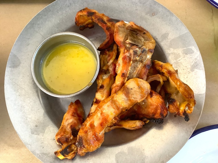 Λότζα στη Δέλλιου, παϊδάκια κόκορα