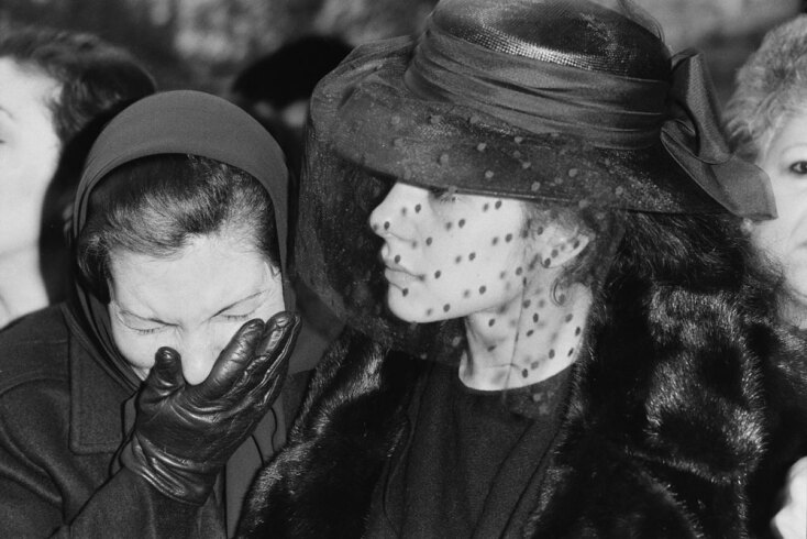 Η Έλενα Κωνσταντίνου παρευρίσκεται στην κηδεία του συζύγου της, Αρίστου Κωνσταντίνου, ιδρυτή της εταιρείας μόδας Ariella, στο Λονδίνο, Ηνωμένο Βασίλειο, στις 18 Ιανουαρίου 1985