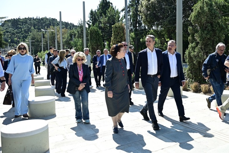Ο Κυριάκος Μητσοτάκης επισκέφτηκε τα έργα ανάπλασης στη λεωφόρο Βασιλίσσης Όλγας 