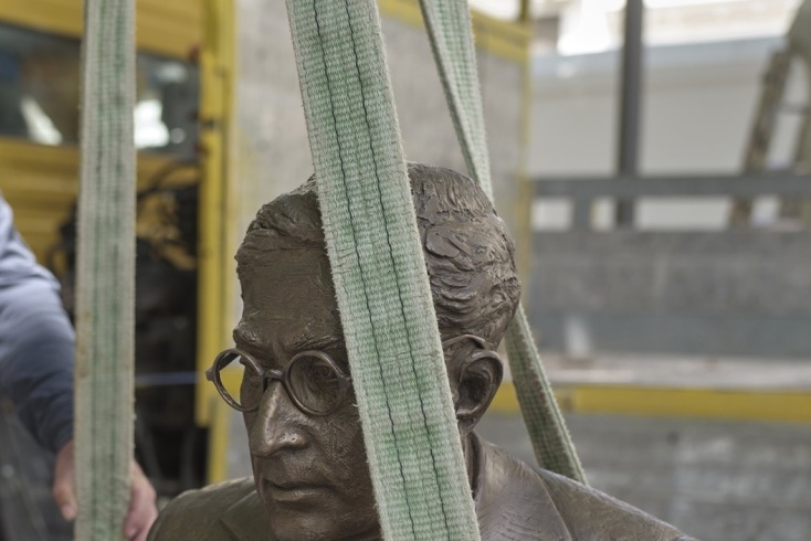 Το Ίδρυμα Ωνάση παρέδωσε στον Δήμο Αθηναίων το γλυπτό του Καβάφη