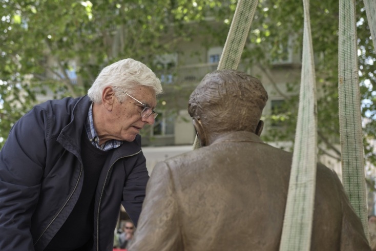 Το Ίδρυμα Ωνάση παρέδωσε στον Δήμο Αθηναίων το γλυπτό του Καβάφη