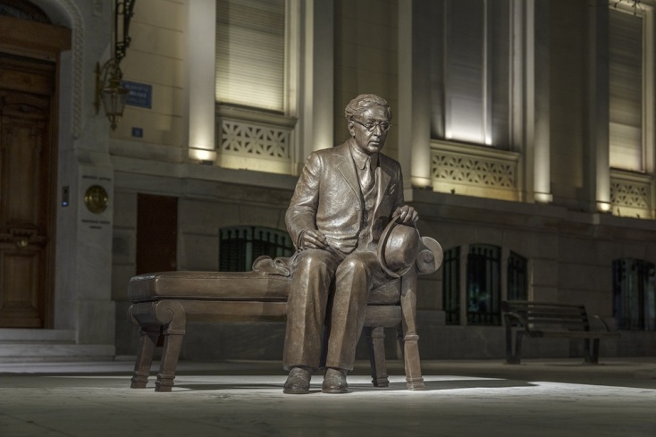 Γλυπτό του Κωνσταντίνου Καβάφη στη Διονυσίου Αεροπαγίτου