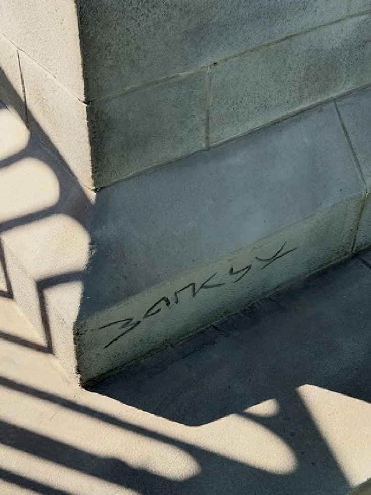 Άγαλμα με την υπογραφή του Βanksy έκανε την εμφάνισή του στο Λονδίνο 