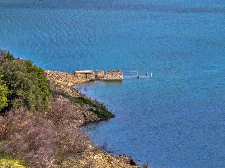 Λίμνη Μόρνου: Σε υψηλά επίπεδα η στάθμη, βυθίστηκε πλήρως το χωριό Κάλλιο - Δείτε εικόνες