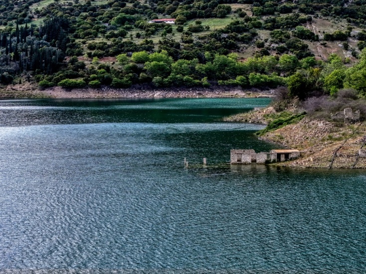 Λίμνη Μόρνου: Σε υψηλά επίπεδα η στάθμη, βυθίστηκε πλήρως το χωριό Κάλλιο - Δείτε εικόνες