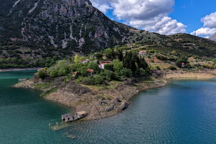 Λίμνη Μόρνου: Σε υψηλά επίπεδα η στάθμη, βυθίστηκε πλήρως το χωριό Κάλλιο - Δείτε εικόνες