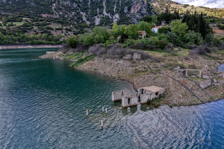 Λίμνη Μόρνου: Σε υψηλά επίπεδα η στάθμη, βυθίστηκε πλήρως το χωριό Κάλλιο - Δείτε εικόνες