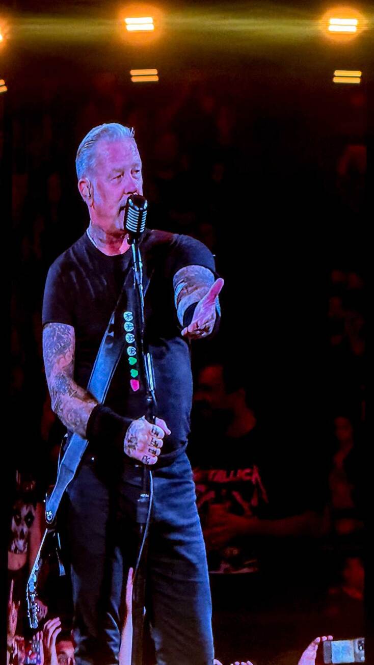 O frontman των Metallica, Τζέιμς Χέτφιλντ, στη συναυλία της μπάντας στο ΟΑΚΑ