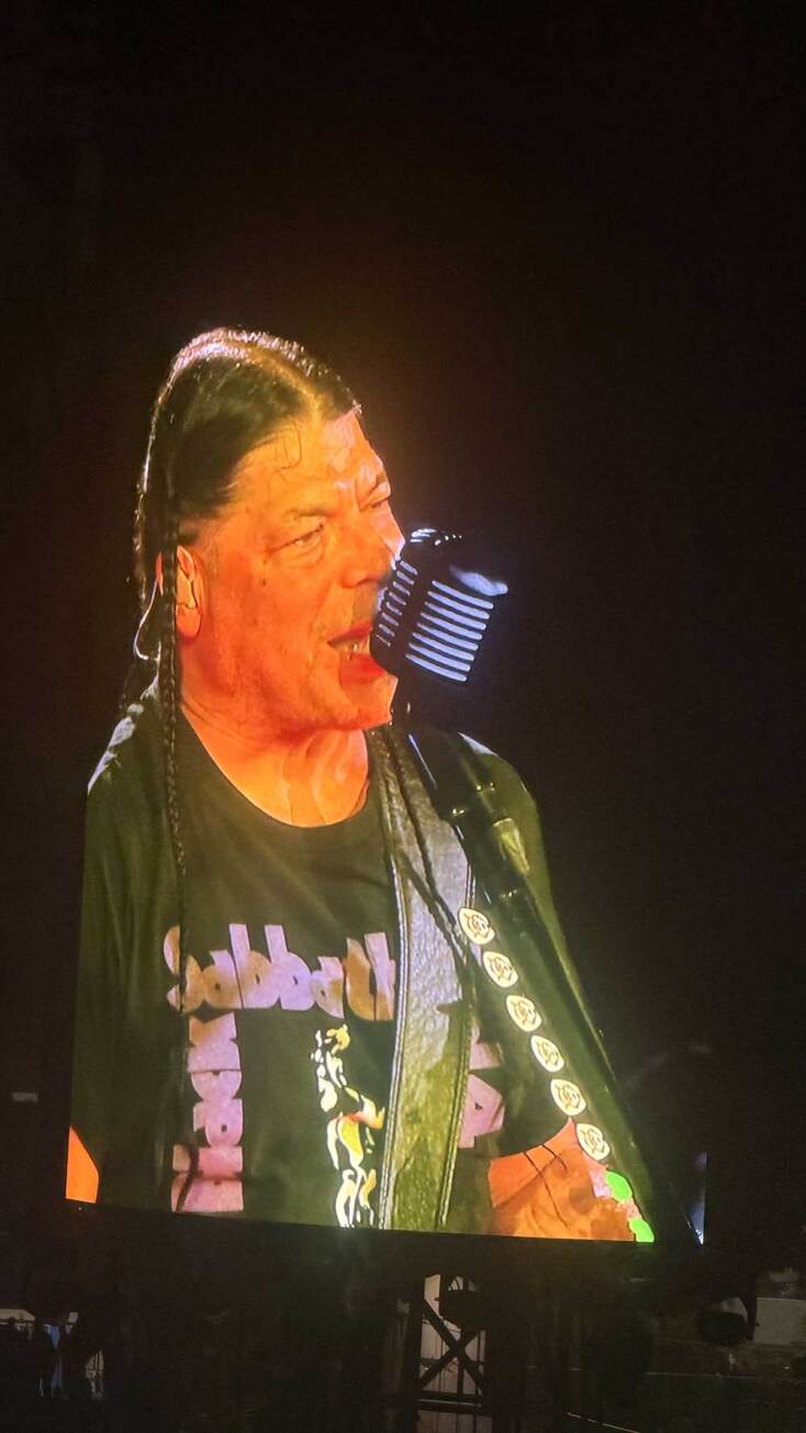 Ο μπασίστας των Metallica Ρόμπερτ Τρουχίγιο στη συναυλία στο ΟΑΚΑ