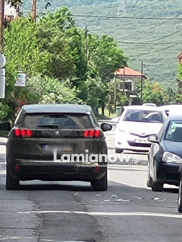 Η στιγμή που οι δράστες της ένοπλης ληστείας σε τράπεζα στην Τιθορέα τρέπονται σε φυγή