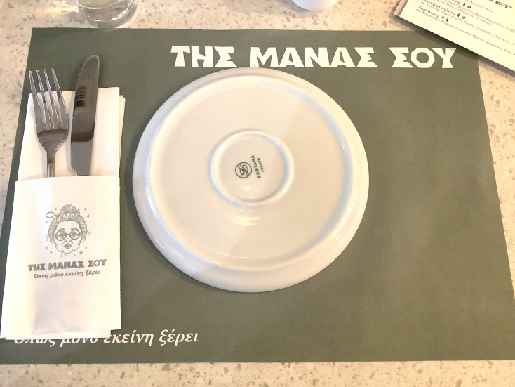 «Της Μάνας σου / Όπως μόνο εκείνη ξέρει»: Το εστιατόριο που γιγαντώνει τη γευστική υπεραξία της Ολύμπου