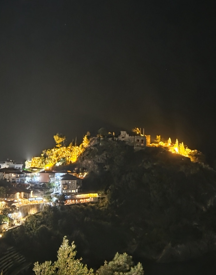 Η θέα από το Med το βράδυ
