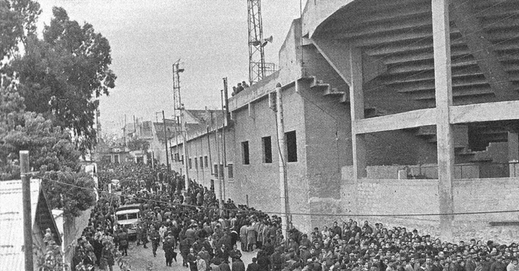 Ιστορική φωτογραφία με κόσμο στην οδό Τσόχα, έξω από το Γήπεδο Λεωφόρου Αλεξάνδρας, την ιστορική έδρα του Παναθηναϊκού
