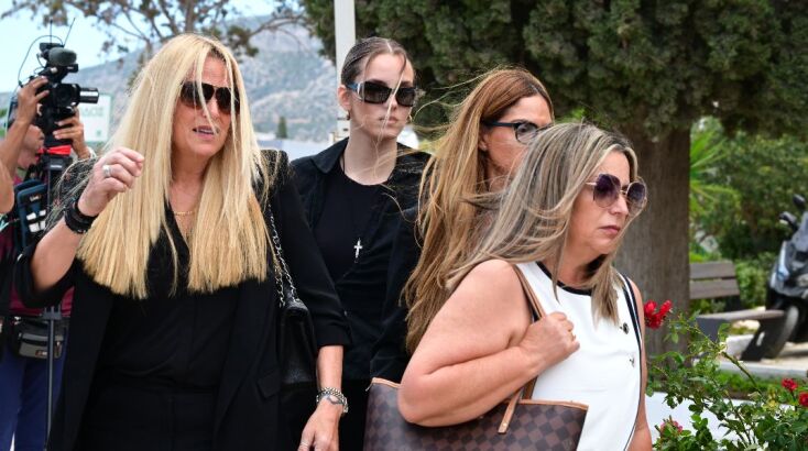 Στιγμιότυπο από την κηδεία της Γωγώς Μαστροκώστα