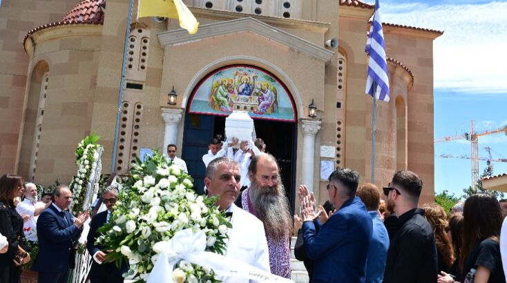 Στιγμιότυπο από την κηδεία της Γωγώς Μαστροκώστα