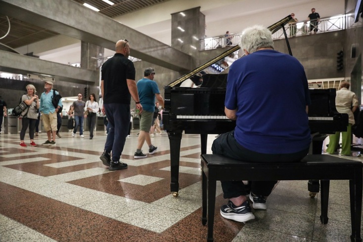 Πιάνο για να παίζουν μουσική οι επιβάτες στήθηκε στο μετρό του Συντάγματος 