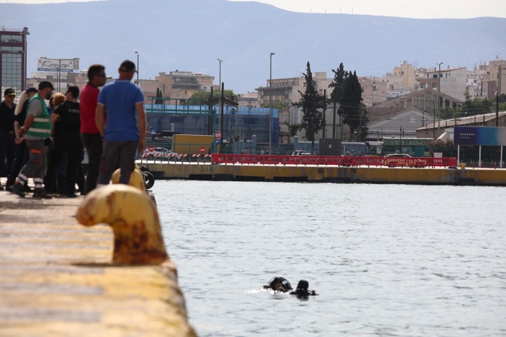 Επιχείρηση μετά την πτώση οχήματος στο λιμάνι του Πειραιά